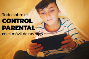 Un niño mira un móvil con el control parental activado