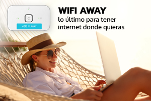 Una persona disfruta de internet con WifAway en la playa