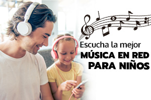 Un padre y un niño escuchan música.