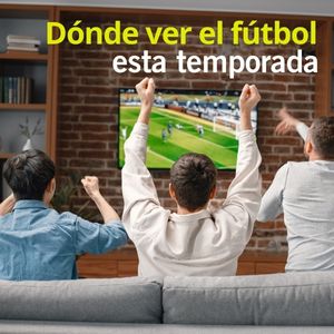 Gente celebrando un gol mientras ve un partido por la tele