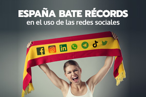 Una chica anima con una bufanda de España llena de logos de redes sociales